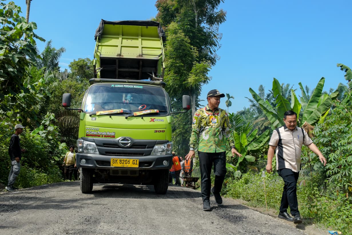 Wabup Adlin Tinjau Progres Rekonstruksi Jalan Marubun–Baja Dolok, Pastikan Tepat Mutu dan Tepat Waktu