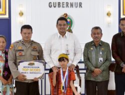 Bobby Nasution Beri Beasiswa Dan Tablet Pada Caroline Cicilia Nababan