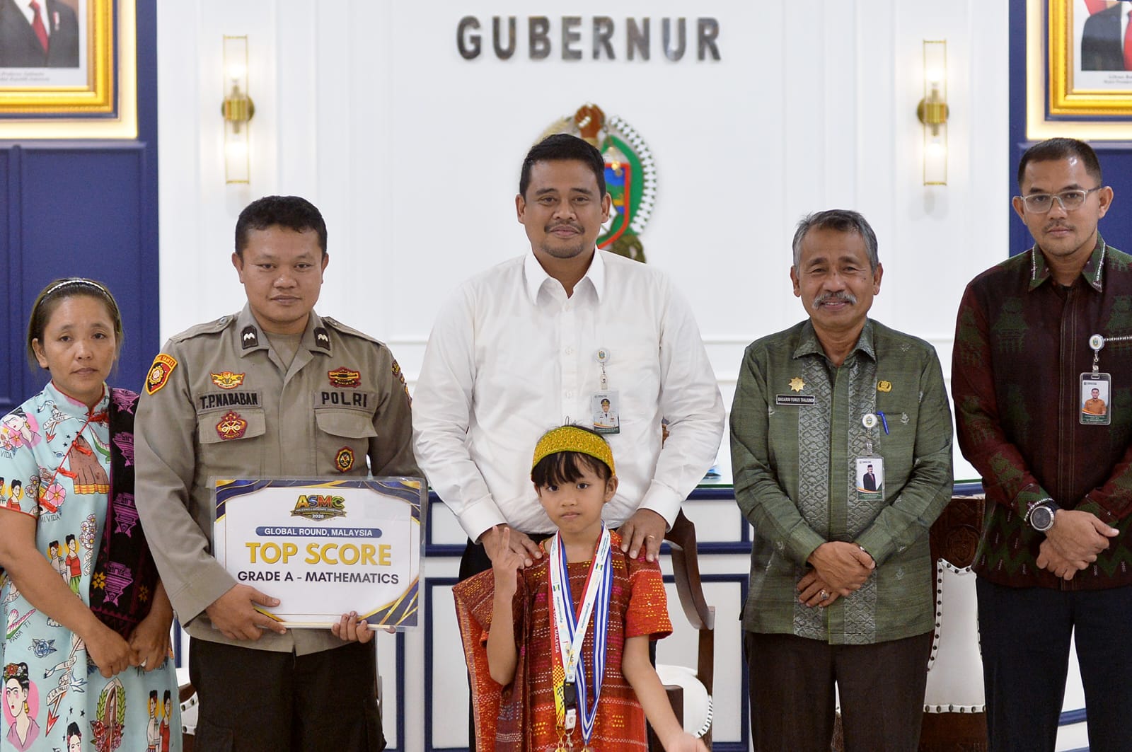 Bobby Nasution Beri Beasiswa Dan Tablet Pada Caroline Cicilia Nababan