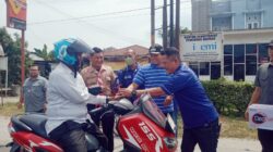 Jelang HUT RI ke-81, PWI Sergai Bagikan Ratusan Bendera Merah Putih