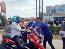 Jelang HUT RI ke-81, PWI Sergai Bagikan Ratusan Bendera Merah Putih