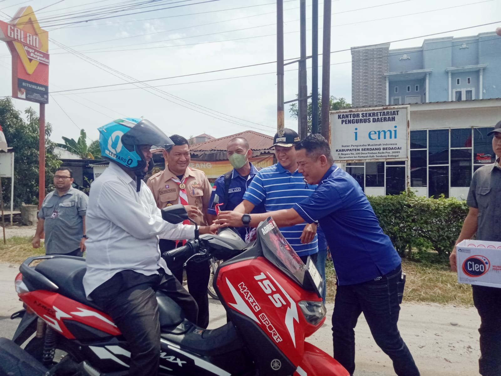 Jelang HUT RI ke-81, PWI Sergai Bagikan Ratusan Bendera Merah Putih