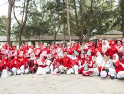 Organisasi Wanita Sergai Semarakkan HUT RI ke-81 di Pantai Romantis
