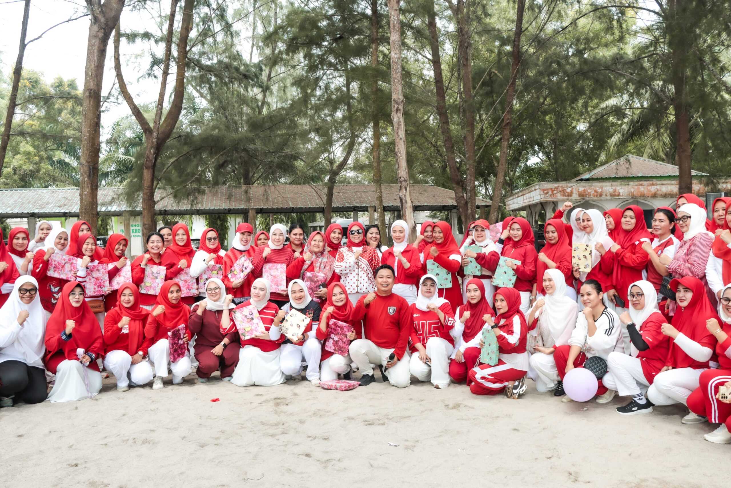 Organisasi Wanita Sergai Semarakkan HUT RI ke-81 di Pantai Romantis