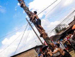 Rico Waas Bersama Warga Di Gebyar HUT RI, Panjat Pinang Jadi Puncak Semarak dan Keseruan