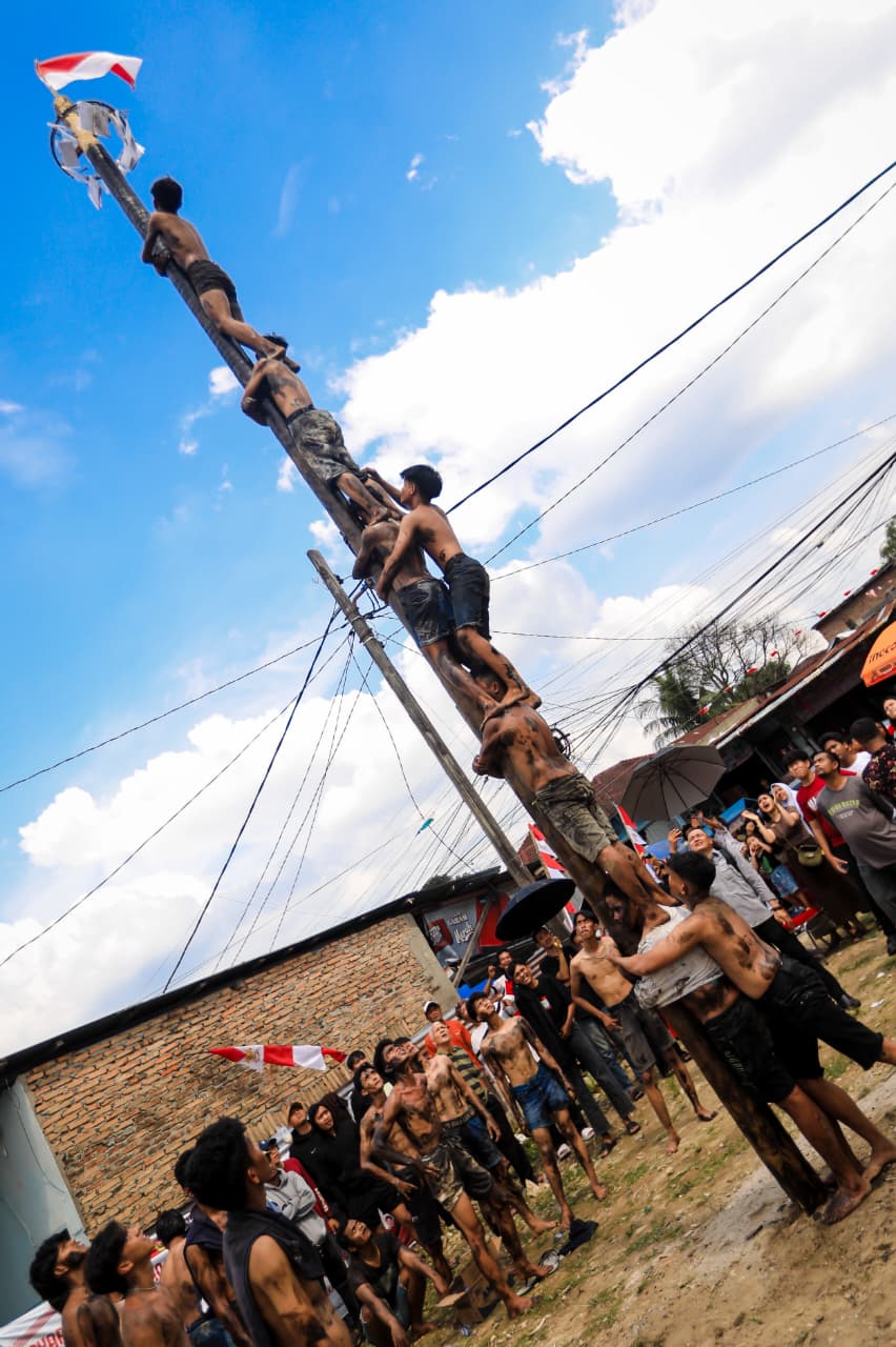 Rico Waas Bersama Warga Di Gebyar HUT RI, Panjat Pinang Jadi Puncak Semarak dan Keseruan
