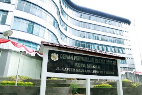 Sekretariat DPRD Medan Klarifikasi Tiga Mobil Dinas Ditimpa Pohon Tumbang di Kediaman Ketua DPRD 1 Sekretariat DPRD Medan Klarifikasi Tiga Mobil Dinas Ditimpa Pohon Tumbang di Kediaman Ketua DPRD