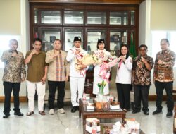 Pj Sekdaprovsu Sambut Kepulangan Dua Paskibraka Nasional Asal Toba