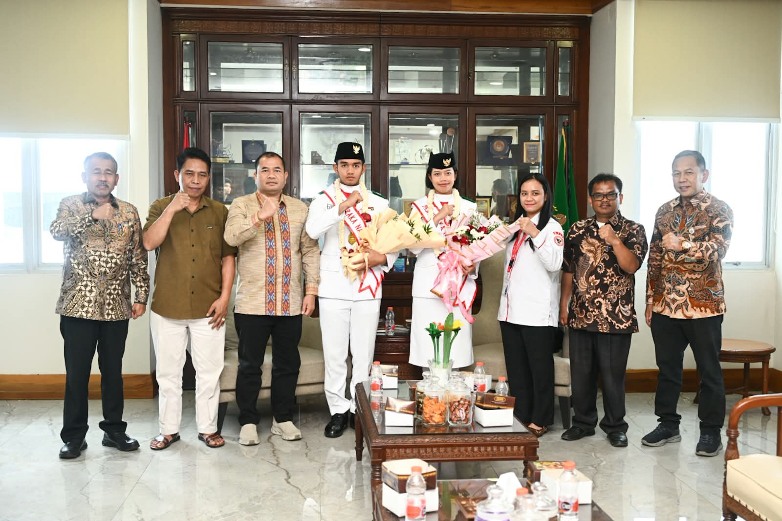 Pj Sekdaprovsu Sambut Kepulangan Dua Paskibraka Nasional Asal Toba