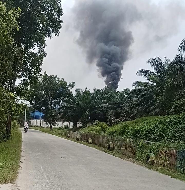 Asap Hitam Pekat Pabrik PKS Sei Silo Asahan Selimuti jalur Buntu Pane