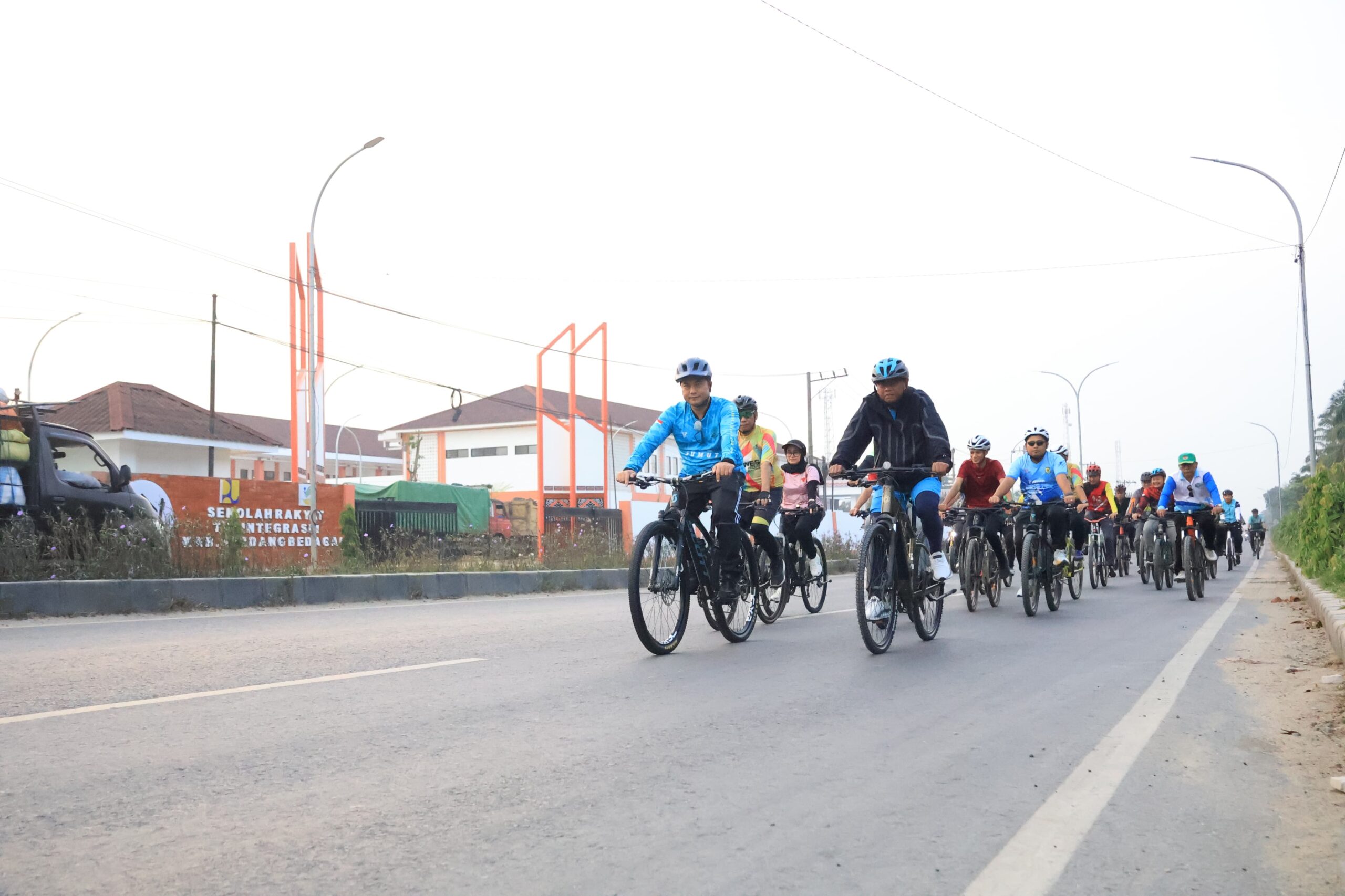 Gowes Bersama, Bupati Sergai dan Kajari Perkuat Sinergi serta Jaga Kebugaran 1 Gowes Bersama, Bupati Sergai dan Kajari Perkuat Sinergi serta Jaga Kebugaran