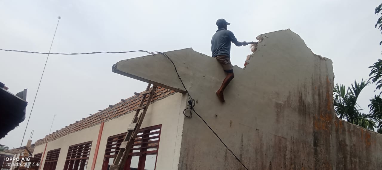 Proyek Rehabilitasi SDN 013836 Abaikan Pungunaan APD