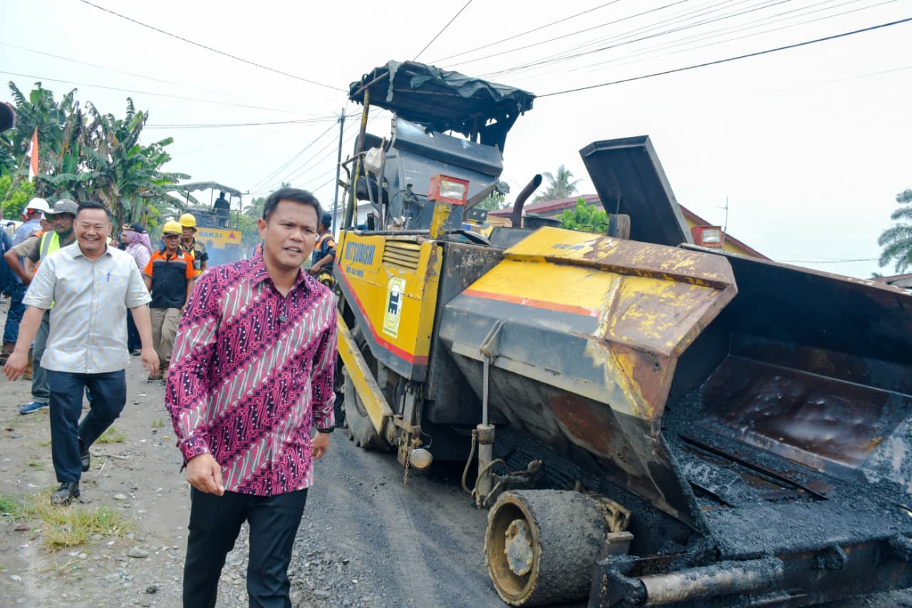 Wabup Adlin Tinjau Rehabilitasi Jalan Lubuk Rotan–Naga Kisar