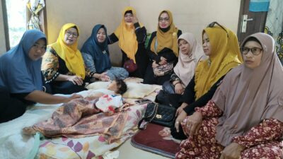 PB Puan MABMI Serahkan Bantuan kepada Gadis Cilik Korban Terbakar Parah di Medang Deras Batu Bara