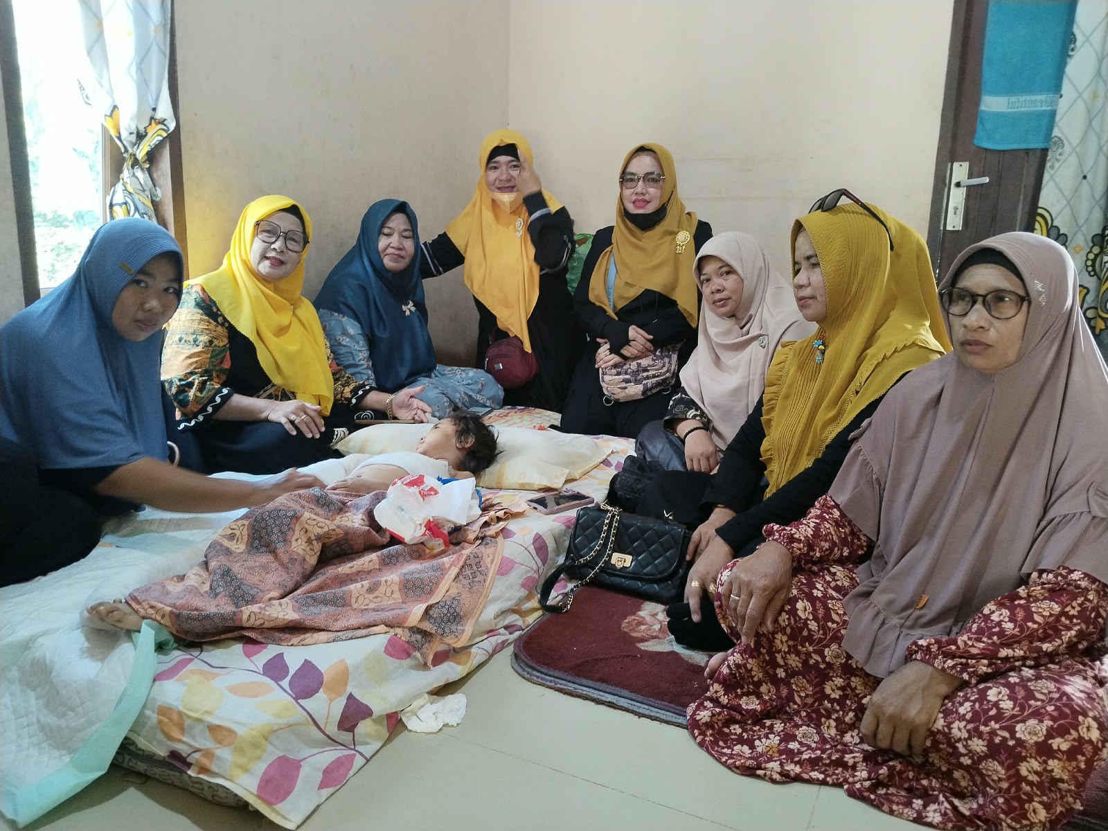 PB Puan MABMI Serahkan Bantuan kepada Gadis Cilik Korban Terbakar Parah di Medang Deras Batu Bara