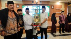 Piala Bergilir MTQ Sumut Kembali ke Medan, Rico Waas Serahkan Bonus