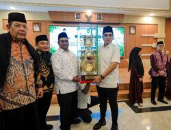 Piala Bergilir MTQ Sumut Kembali ke Medan, Rico Waas Serahkan Bonus