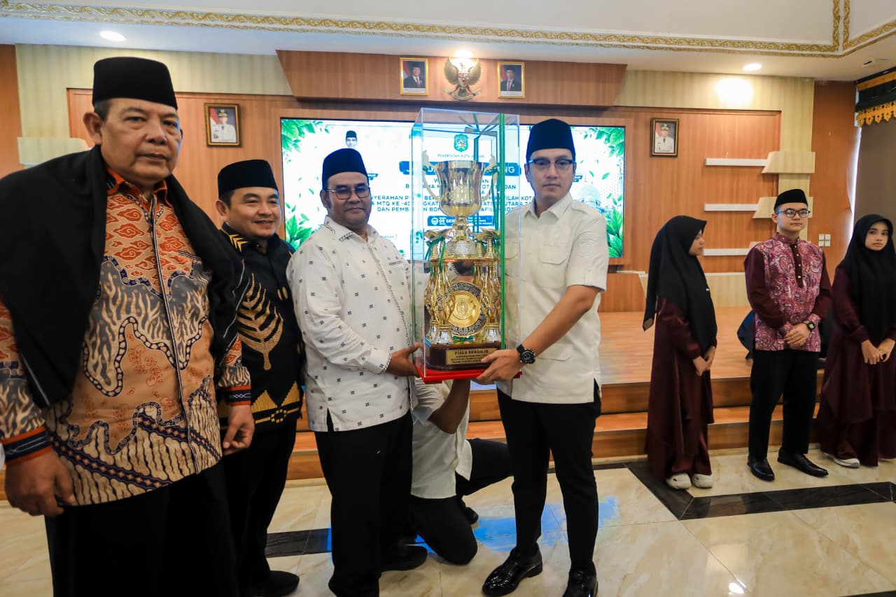 Piala Bergilir MTQ Sumut Kembali ke Medan, Rico Waas Serahkan Bonus