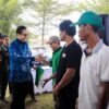 Peduli Kesehatan Pekerja Informal, Rico Waas Serahkan Kartu BPJS Ketenagakerjaan Pada Pemulung