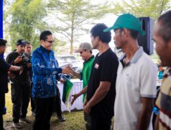 Peduli Kesehatan Pekerja Informal, Rico Waas Serahkan Kartu BPJS Ketenagakerjaan Pada Pemulung