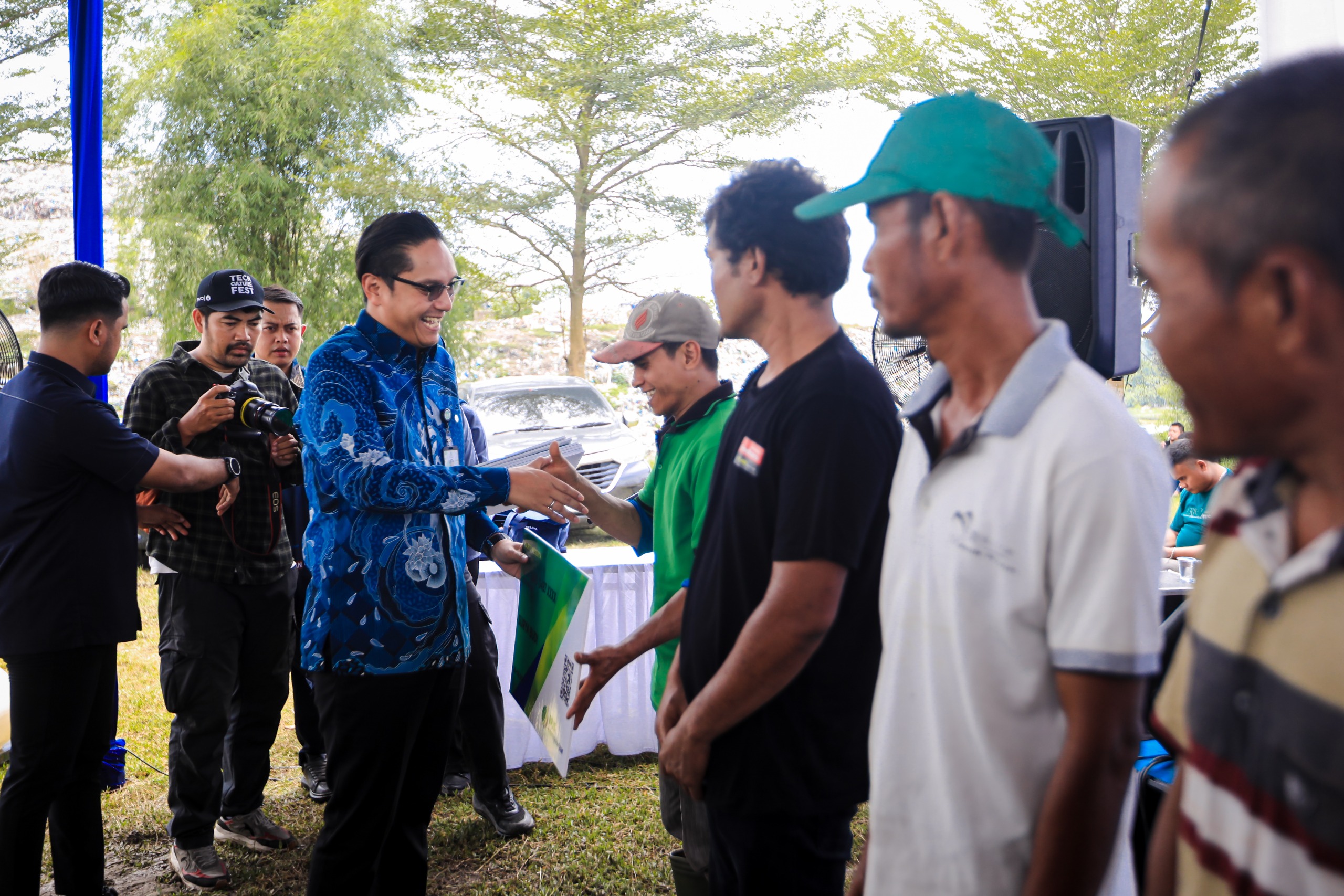 Peduli Kesehatan Pekerja Informal, Rico Waas Serahkan Kartu BPJS Ketenagakerjaan Pada Pemulung 1 Peduli Kesehatan Pekerja Informal, Rico Waas Serahkan Kartu BPJS Ketenagakerjaan Pada Pemulung
