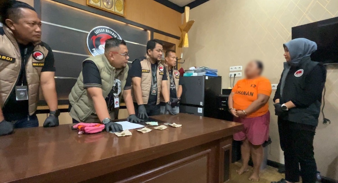 Tingkatkan Ekonomi Keluarga, Polisi Sergap IRT Jual Ganja Di Jalan Mesjid Taufik Medan