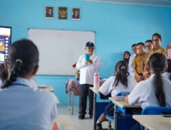Bersama Mendikdasmen, Rico Waas Tinjau SMPN 16, Mebelair Rusak Diganti Tahun Ini
