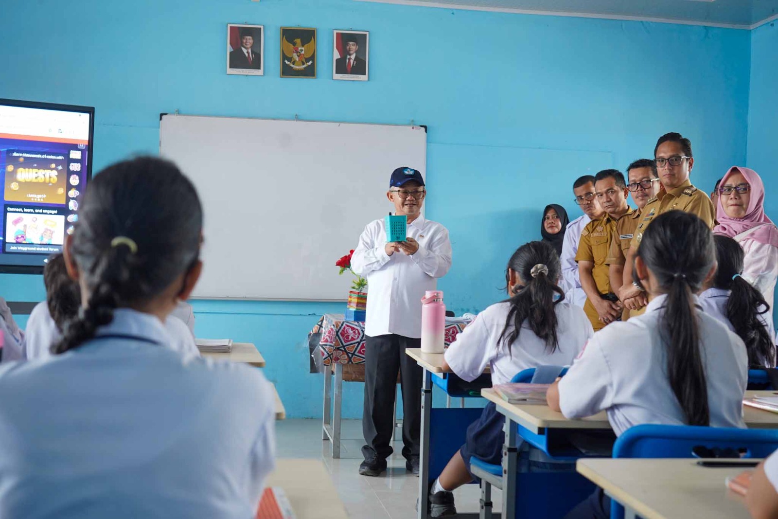 Bersama Mendikdasmen, Rico Waas Tinjau SMPN 16, Mebelair Rusak Diganti Tahun Ini