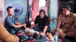 Wabup Adlin Serahkan Kursi Roda untuk Balita di Lubuk Rotan