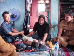 Wabup Adlin Serahkan Kursi Roda untuk Balita di Lubuk Rotan