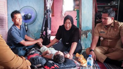 Wabup Adlin Serahkan Kursi Roda untuk Balita di Lubuk Rotan
