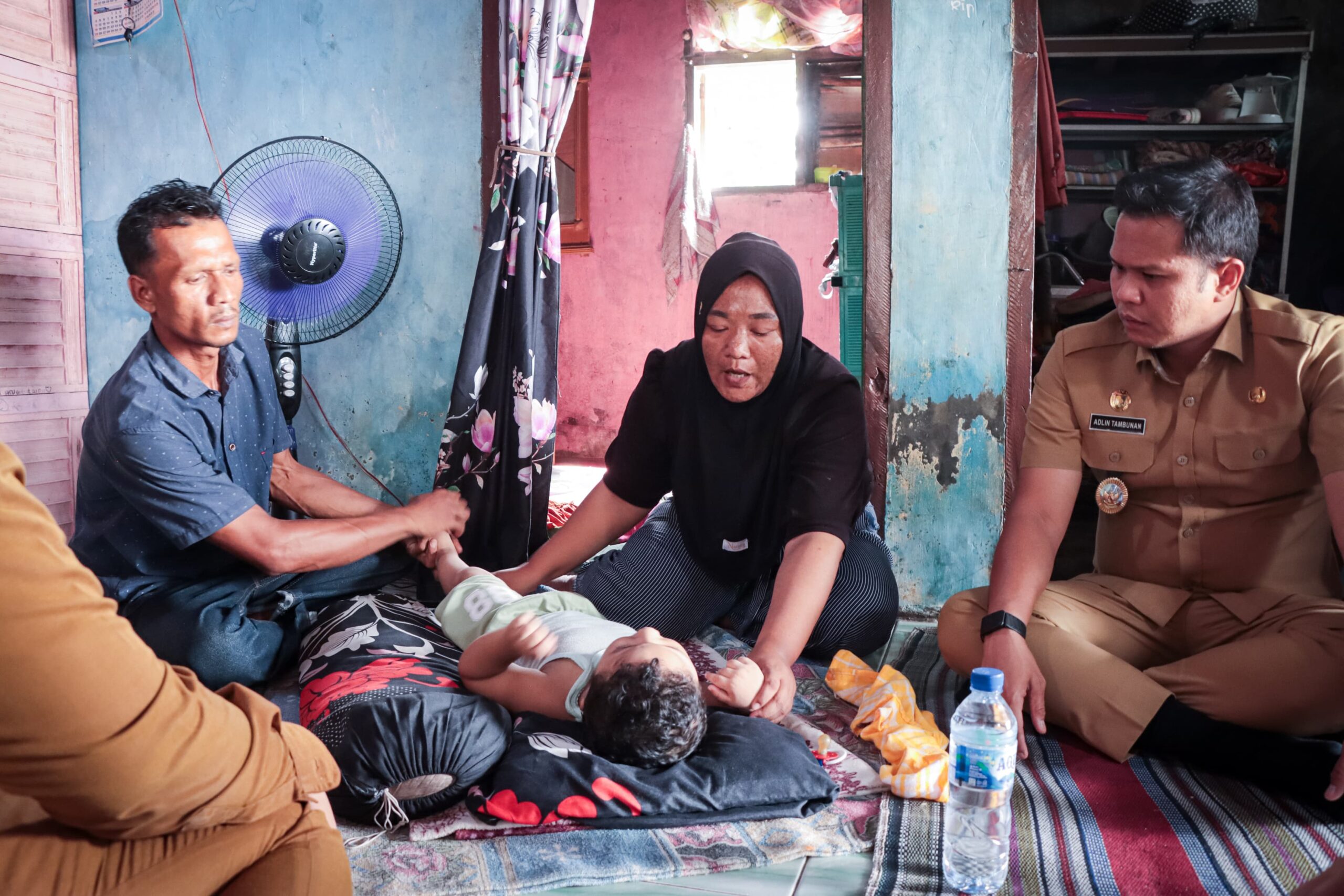 Wabup Adlin Serahkan Kursi Roda untuk Balita di Lubuk Rotan 1 Wabup Adlin Serahkan Kursi Roda untuk Balita di Lubuk Rotan