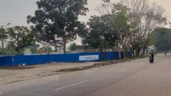Debu dan Krikil berserakan di jalan,Warga Keluhkan Pembangunan Proyek Kantor imigrasi
