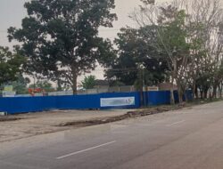 Debu dan Krikil berserakan di jalan,Warga Keluhkan Pembangunan Proyek Kantor imigrasi