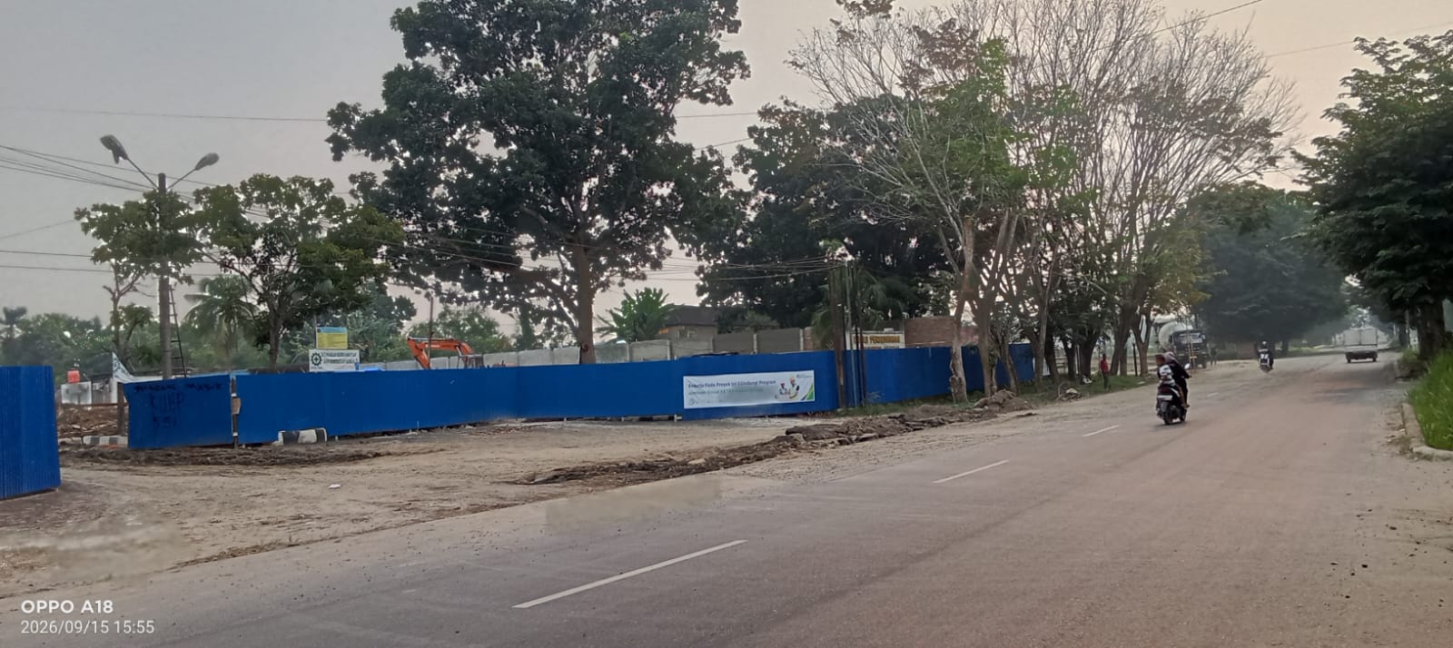 Debu dan Krikil berserakan di jalan,Warga Keluhkan Pembangunan Proyek Kantor imigrasi