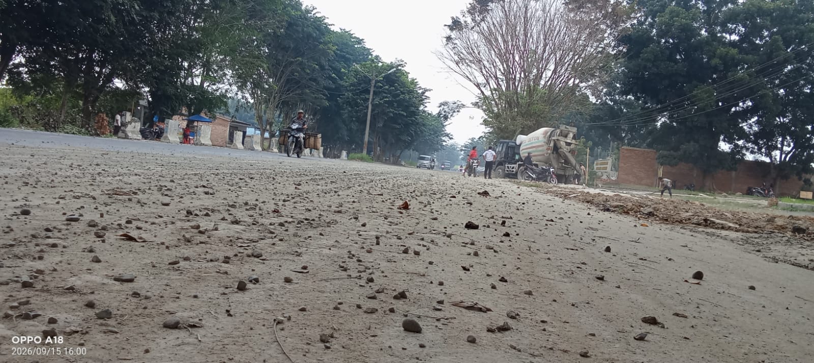 Debu dan Krikil berserakan di jalan,Warga Keluhkan Pembangunan Proyek Kantor imigrasi