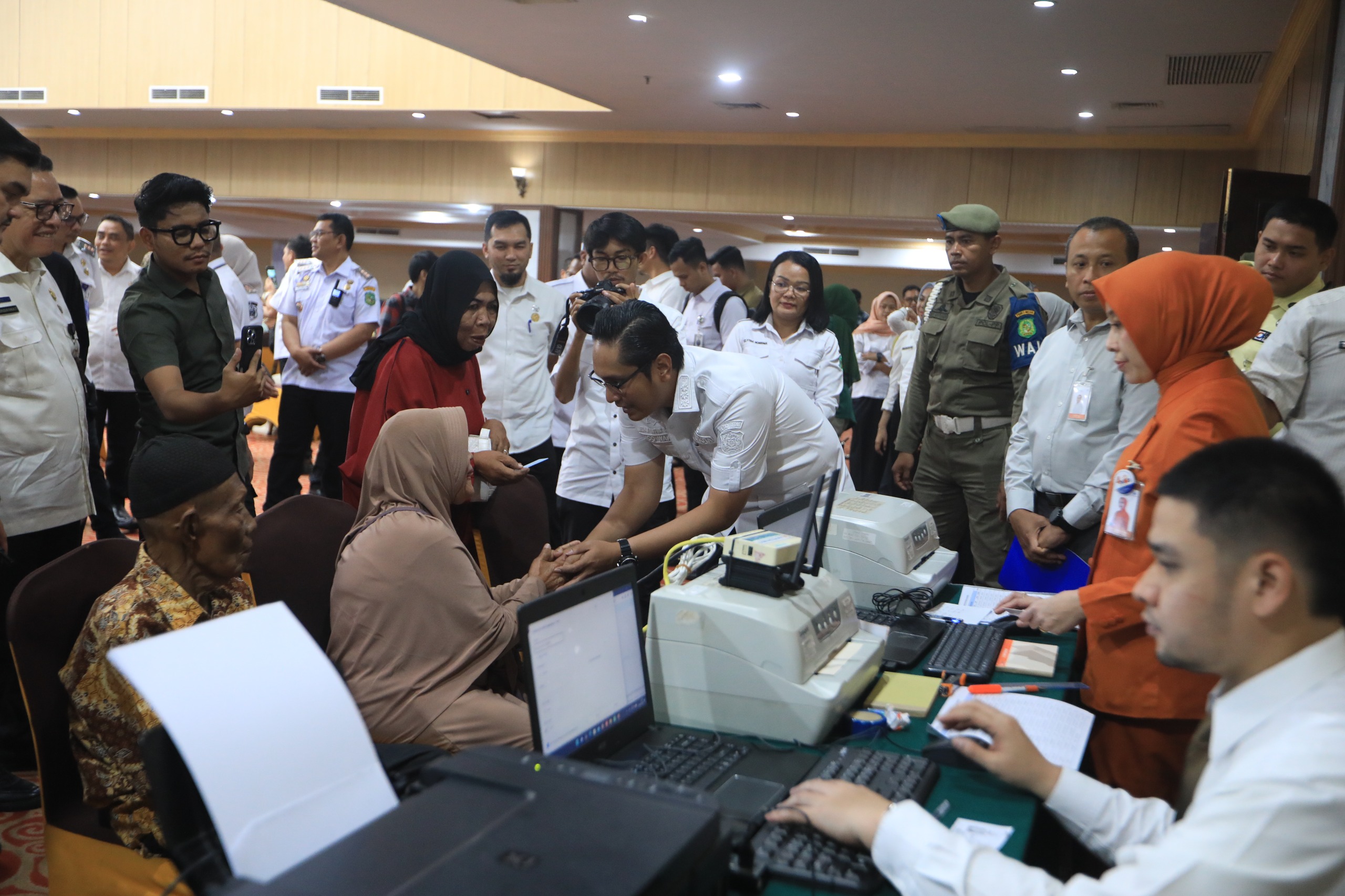 PKH Medan Makmur Disalurkan, Rico Waas Serahkan Bantuan Untuk 10 Ribu Warga Lansia Dan Disabilitas 1 PKH Medan Makmur Disalurkan, Rico Waas Serahkan Bantuan Untuk 10 Ribu Warga Lansia Dan Disabilitas
