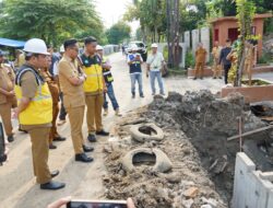 Tak Ingin Warga Kebanjiran, Rico Waas Tinjau Pembangunan Drainase Sei Asahan