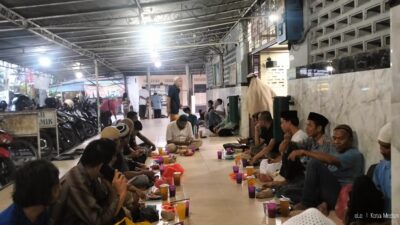 Nuansa Islami Lontong Soto Warnai Puasa Sunah Di Masjid Jamik Kebun Bunga Medan