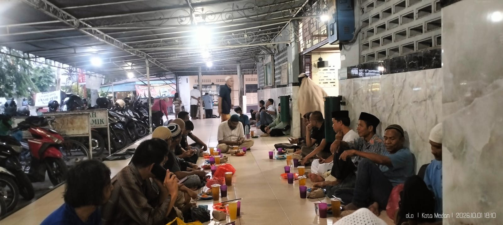 Nuansa Islami Lontong Soto Warnai Puasa Sunah Di Masjid Jamik Kebun Bunga Medan