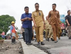 Rico Waas Tinjau Pembangunan Trotoar Untuk Pejalan Kaki Dan Distabilitas