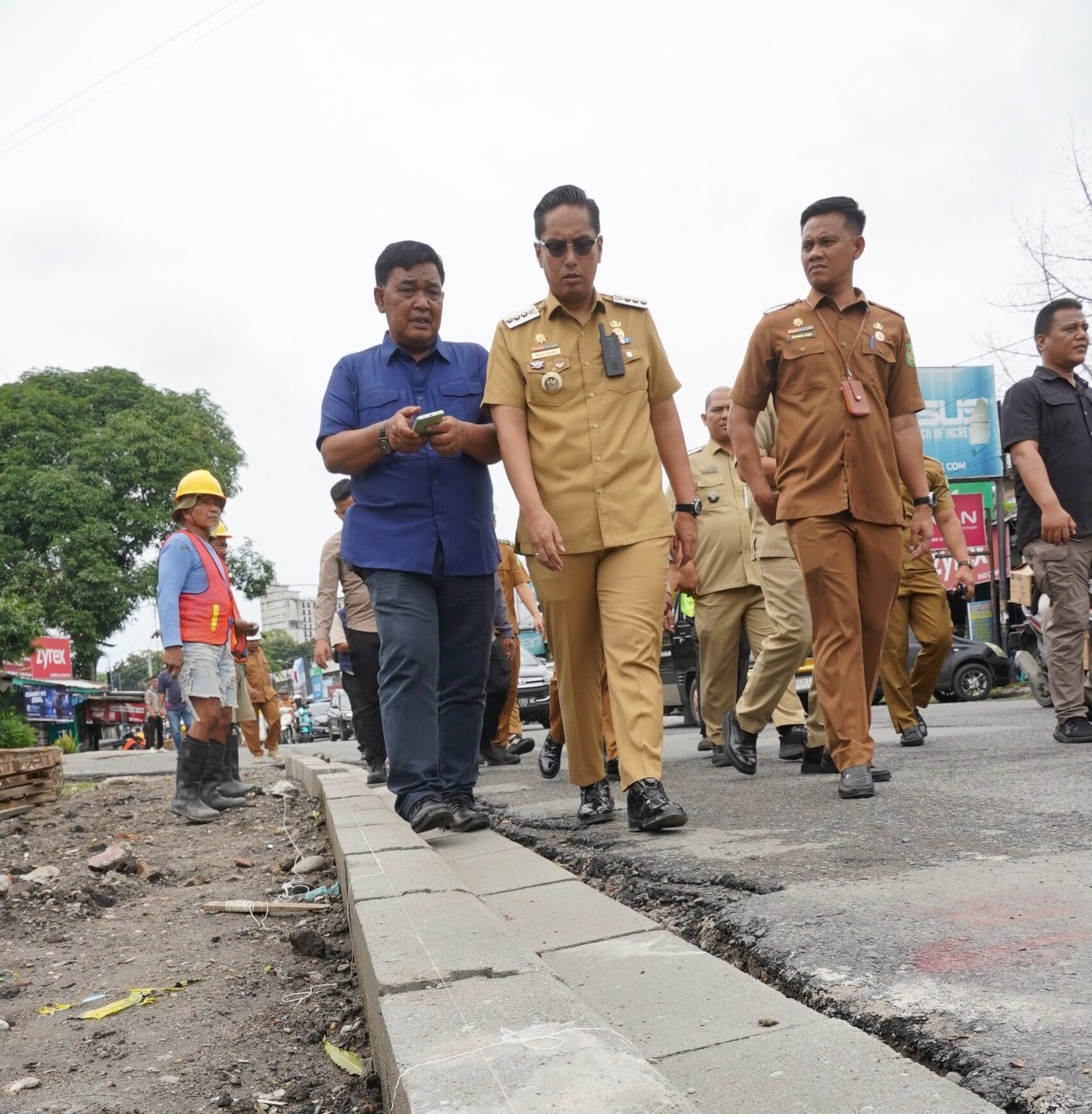 Rico Waas Tinjau Pembangunan Trotoar Untuk Pejalan Kaki Dan Distabilitas