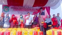 Medan Diserang Asap, Wong Bagikan 1.600 Masker Pada Warga Disaat Sosper