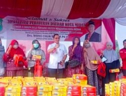 Medan Diserang Asap, Wong Bagikan 1.600 Masker Pada Warga Disaat Sosper