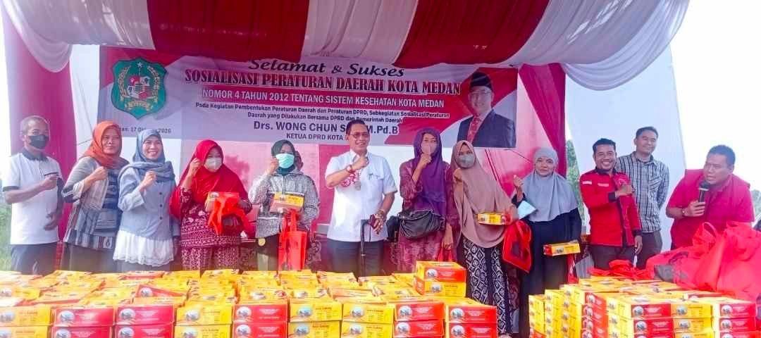 Medan Diserang Asap, Wong Bagikan 1.600 Masker Pada Warga Disaat Sosper 1 Medan Diserang Asap, Wong Bagikan 1.600 Masker Pada Warga Disaat Sosper