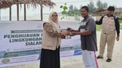 Akibat Abrasi Pantai, PT Ken Mandiri Jaya Utama, Forum DAS Sumut Dan Akademisi Serahkan Bibit Pohon Pada Warga