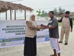 Akibat Abrasi Pantai, PT Ken Mandiri Jaya Utama, Forum DAS Sumut Dan Akademisi Serahkan Bibit Pohon Pada Warga