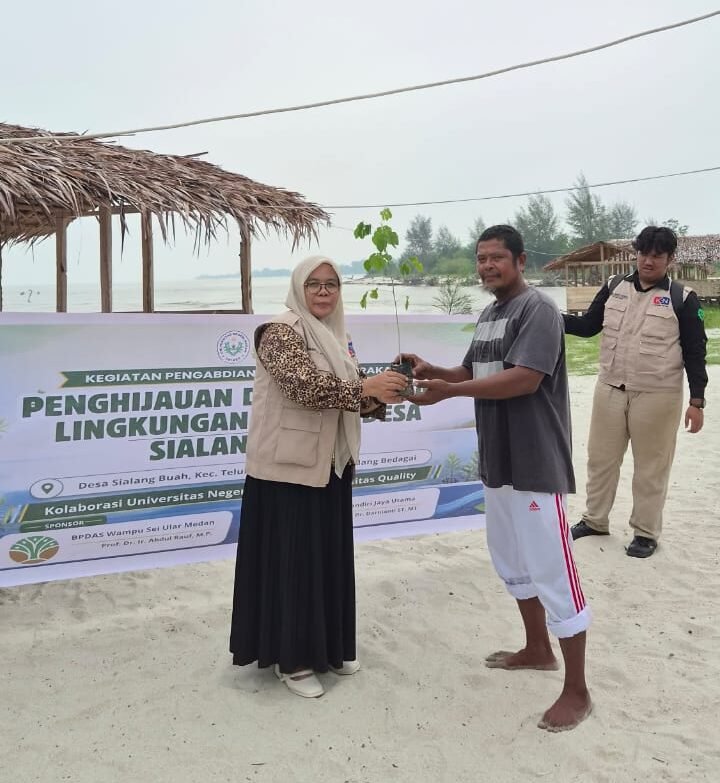 Akibat Abrasi Pantai, PT Ken Mandiri Jaya Utama, Forum DAS Sumut Dan Akademisi Serahkan Bibit Pohon Pada Warga