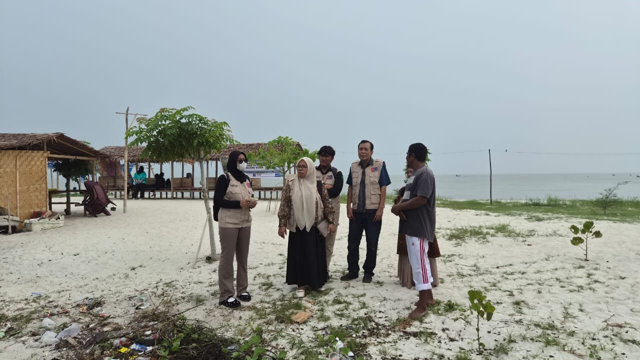 Akibat Abrasi Pantai, PT Ken Mandiri Jaya Utama, Forum DAS Sumut Dan Akademisi Serahkan Bibit Pohon Pada Warga