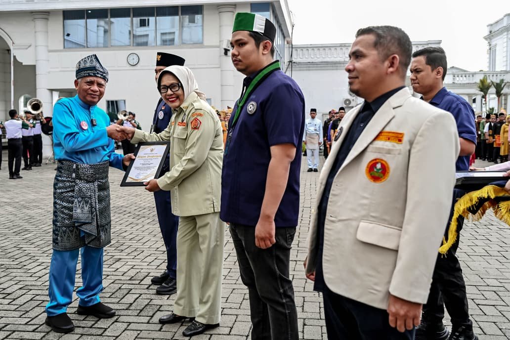 Hari Sumpah Pemuda Ke-98, Wagubsu Serahkan Penghargaan Kepada Tujuh Organisasi Kepemudaan